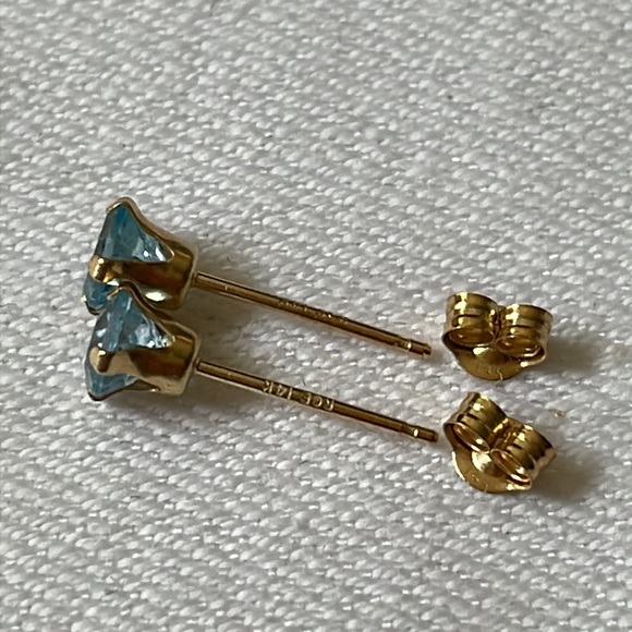 Round cut Blue Topaz Stud Earrings 14K Yellow Gold - Picture 5 of 8